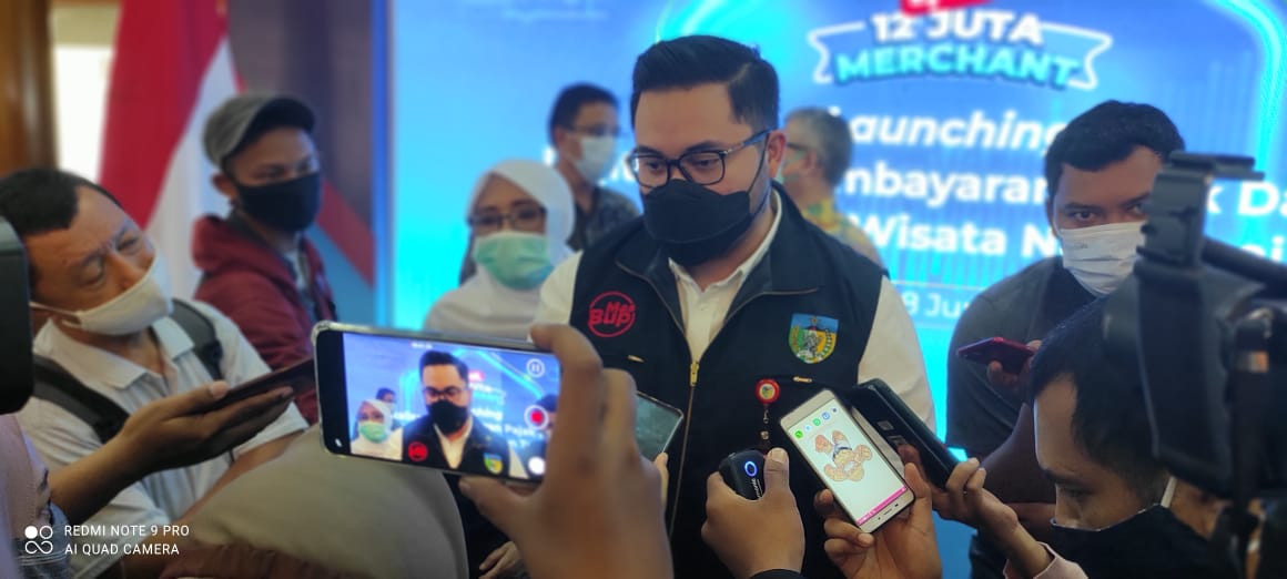 Bupati Kediri Hanindhito Himawan Pramana launching digitalisasi pembayaran non tunai tiket wisata dan pajak daerah. (Foto: Fendhy Plesmana/Ngopibareng.id)