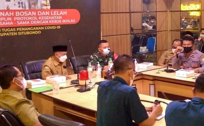 Bupati Situbondo Karna Suswandi berkoordinasi dengan Satgas Covid-19 memutuskan kebijakan rapid tes antigen kepada pendatang dari Madura masuk Situbondo. (foto: istimewa).