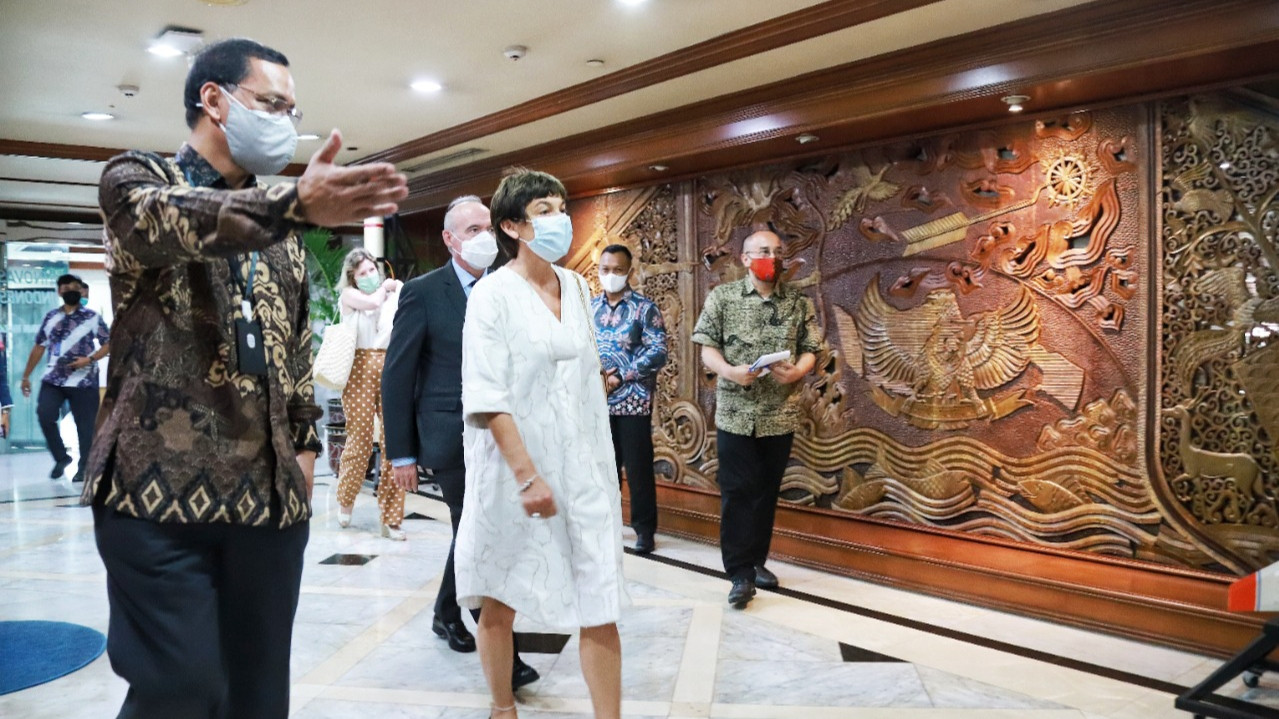 Kepala BRIN Laksono Tri Handoko bersama Menteri Kelautan Prancis Girardin. (Foto: Istimewa)