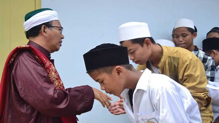 Akhlak Santri menjadi pokok penting dalam nilai ajaran Islam. (Foto: Istimewa)