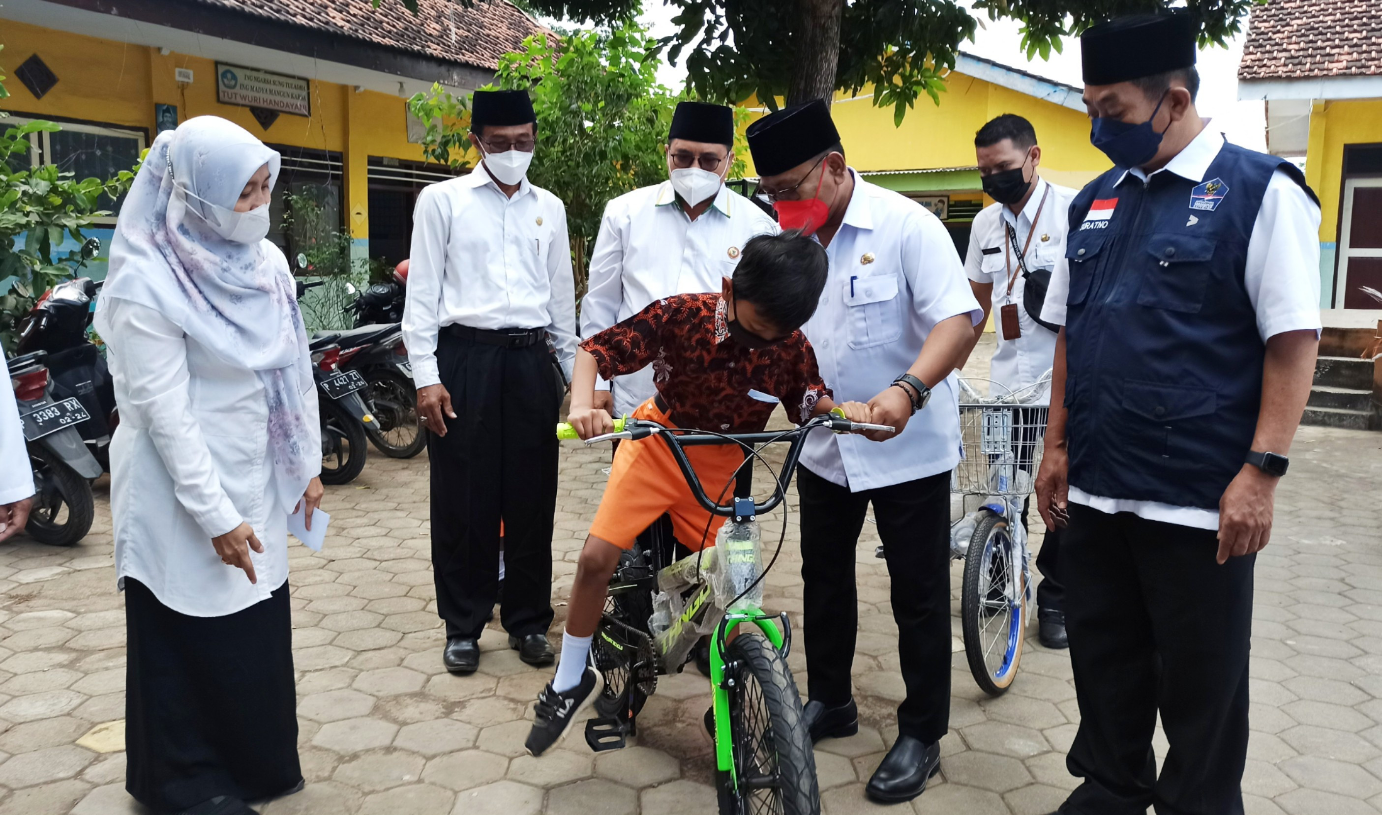 Wakil Bupati Banyuwangi Sugirah menyerahkan bantuan sepeda kayuh pada Siswa SDN 04 Bajulmati, Kecamatan Wongsorejo, Banyuwangi (foto : istimewa)