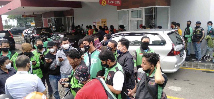 Driver ojek online (ojol) berkerumun di tengah pandemi Covid-19 hanya untuk menerima pesanan BTS Meals, menu baru dari restoran cepat saji yang heboh dipesan ARMY, sebutan penggemar boy group asal Korea Selatan, BTS. (Foto: Twitter)