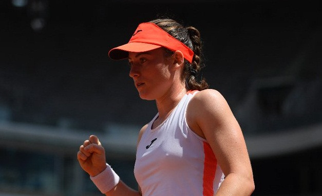 Tamara Zidansek menjadi petenis putri Slovenia pertama yang mencapai semifinal Grand Slam, lewat kemenangan atas Paula Badosa 7-5, 4-6, 8-6 di perempat final French Open, Selasa 8 Juni 2021. (Foto: Twitter/@roladgarros)