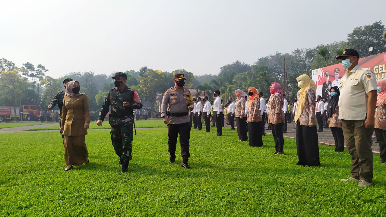 Pemerintah bersama TNI dan Polri menggelar apel gelar pasukan penegakan Protokol Kesehatan (Prokes), di halaman Mapolres Mojokerto, Jalan Gajah Mada No 99 Kecamatan Mojosari, Kamis 10 Juni 2021. (Foto: Deny Lukmantara/Ngopibareng.id)