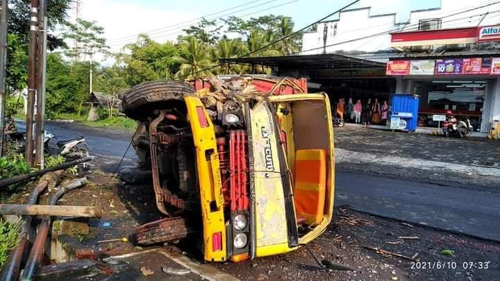 Kondisi truk terguling setelah terjadi Laka Lantas di Wilayah Candipuro Kabupaten Lumajang (Foto : Istimewa)