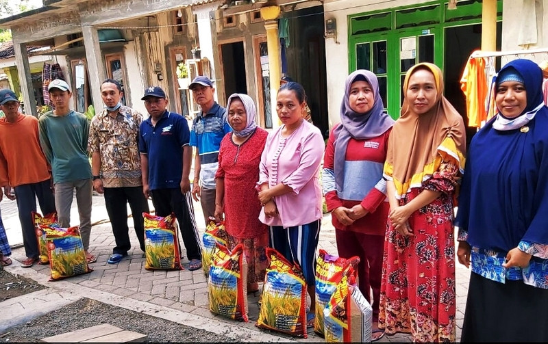 Warga Desa Karanganyar, Kecamatan Klabang, Bondowoso menerima bantuan benih unggul padi dan jagung. (Foto: Guido Saphan/Ngopibareng.id)