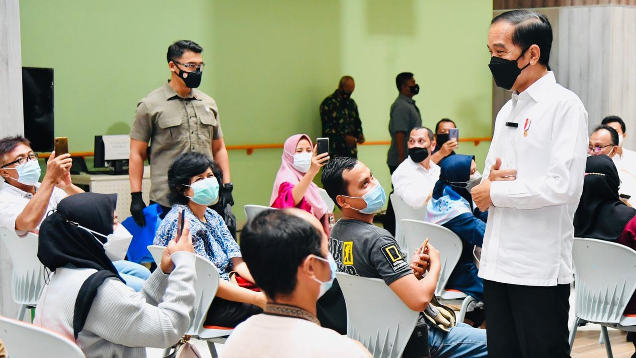 Presiden bersama masyarakat transportasi peserta vaksinasi massal dji Terminal Kampung Rambutan Jakarta. (Foto: Setpres)