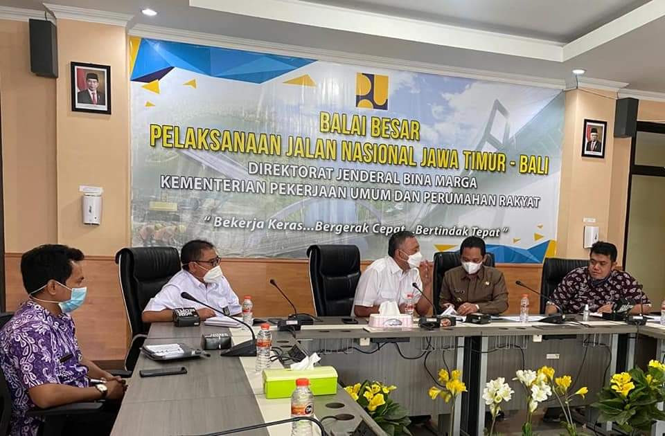 Bupati Lumajang saat berada di Kantor Balai Besar Pelaksanaan Jalan Nasional Jawa Timur - Bali (Foto : Istimewa)