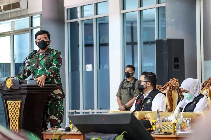 Kunjungan rombongan Panglima TNI Marsekal Hadi Tjahjanto, Kapolri Jenderal Polisi Listiyo Sigit Prabowo, Kepala Badan Nasional Penanggulangan Bencana (BNPB) Letjen Ganip Warsito, dan Gubernur Jawa Timur Khofifah Indar Parawansa, tinjau pelaksanaan vaksinasi massal di Simpang Lima Gumul, Kediri, Kamis 10 Juni 2021. (Foto: Istimewa)