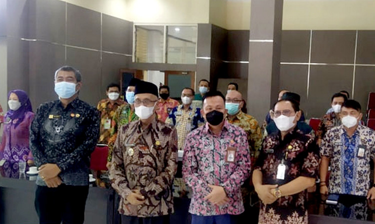 Komisioner KASN Rudi Sumarwono(kiri) didampingi Bupati Bondowoso Salwa Arifin dan Tim Pansel Lelang Jabatan 14 OPD di Aula Sabha Bina Kantor Pemkab Bondowoso. (Foto: Istimewa)