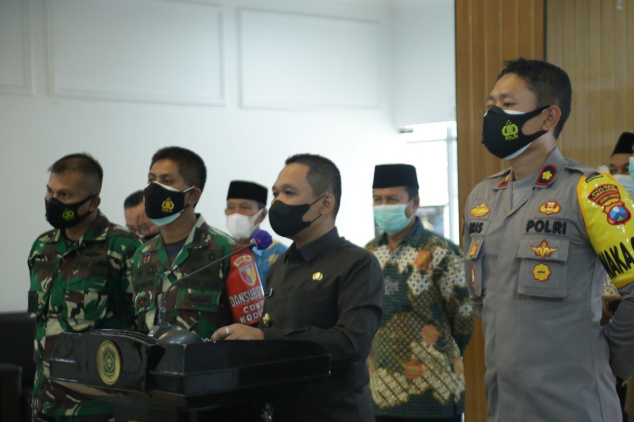 Bupati didampingi jajaran Forkopimda Kabupaten Lumajang usai rapat koordinasi penanganan covid-19. (Foto: Ferdiansyah/Ngopibareng.id)