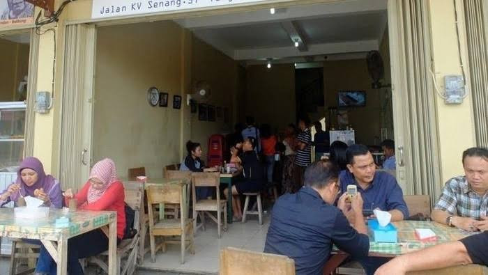 Ilustrasi warung kopi. (Foto: Fariz Yarbo/Ngopibareng.id)