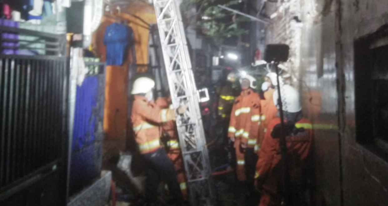 Proses pemadaman api rumah yang terbakar di Kapas Madya, Kecamatan Tambaksari. Surabaya. (Foto: dok. Damkar Surabaya)