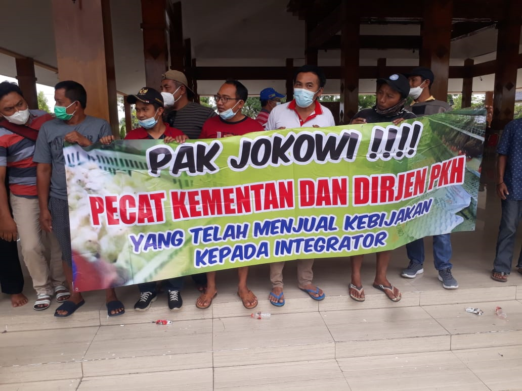 Aksi demontrasi peternak telur ayam di Blitar,  Kamis 10 Juni 2021. (Foto: Choirul Anam/Ngopibareng.id)