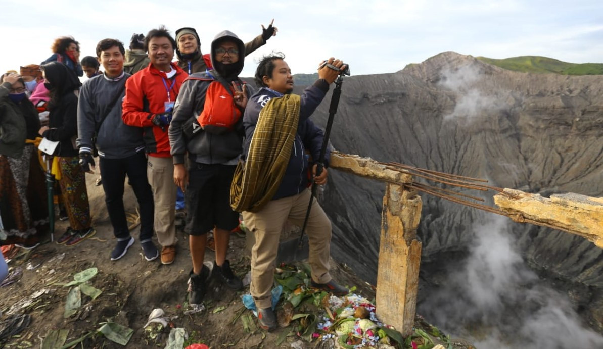 Wisatawan menyaksikan Yadnya Kasada di Gunung Bromo tiga tahun lalu sebelum pandemi Covid-19. (Foto: Ikhsan Mahmudi/Ngopibareng.id)