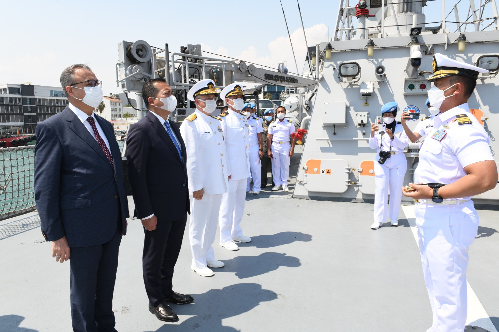 Komandan KRI Sultan IM 367, Letkol Laut (P) Abdul Haris, saat menyambut Dubes RI untuk Turki Lalu Muhammad Iqbal dan tiga petinggi Turki di geladak kapal yang sedang berlabuh di Pelabuhan Mersin, Rabu 9 Juni 2021. (Foto: Dispenal)