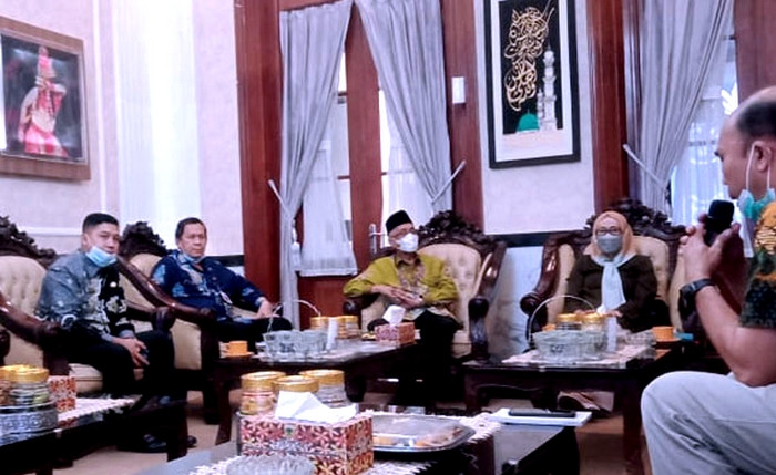 Bupati Bondowoso Salwa Arifin saat menyambut kedatangan tim Balai Pengembangan Sumber Daya Manusia dan Penelitian (BPSDMP) Kemenkominfo Surabaya di pendapa bupati, jumat 11 Juni 2021. (foto: istimewa)