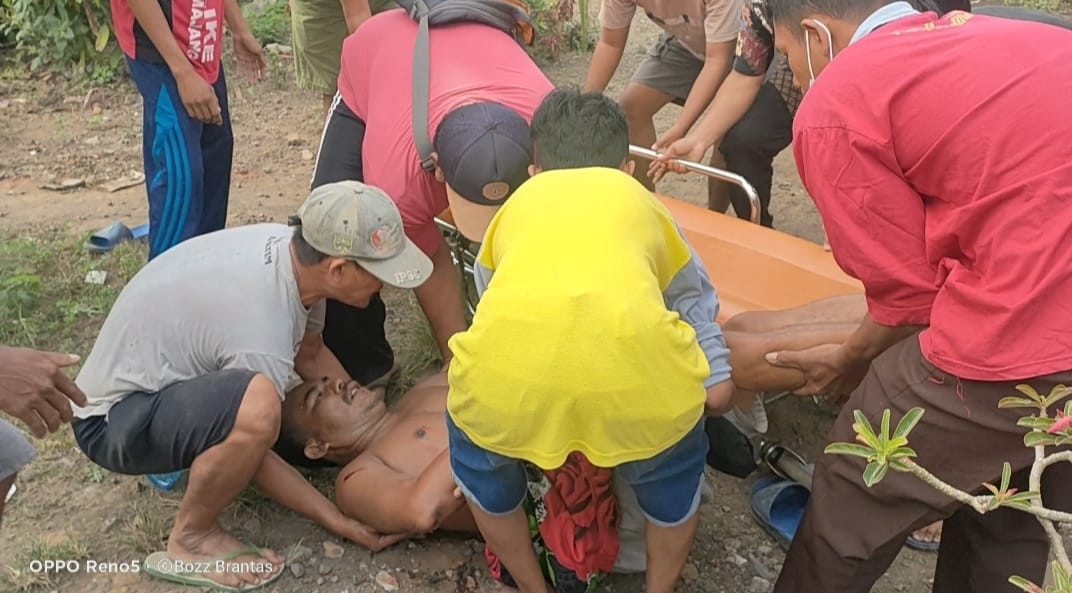 Evakuasi korban pembacokan (Foto : Istimewa)