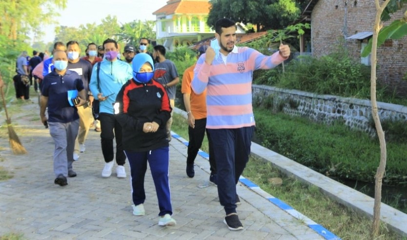 Walikota Probolinggo, Hadi Zainal Abidin (kanan) sedang menyusuri jalan rintisan dari Glaser menuju Taman Maramis. (Foto: Diskominfo)