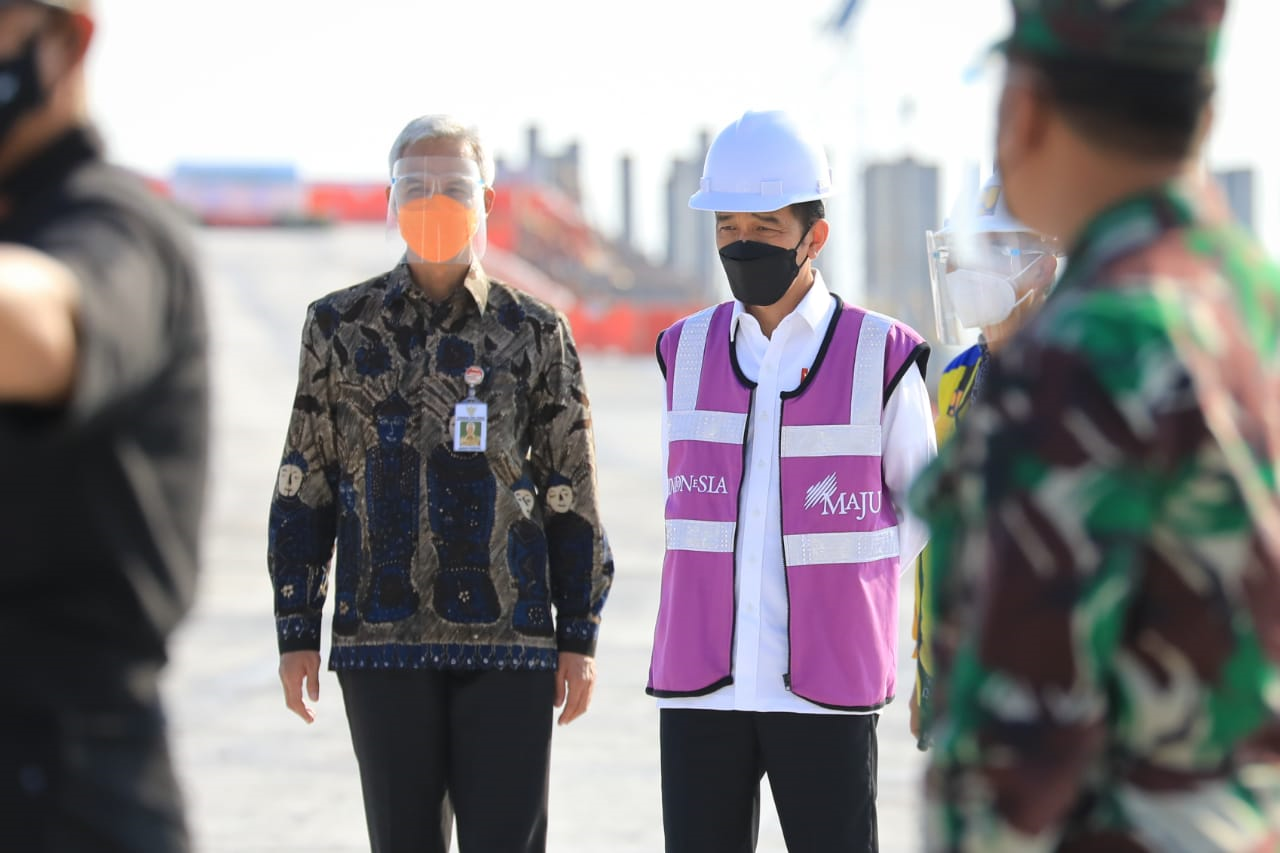 Presiden Joko Widodo didampingi oleh Gubernur Jawa Tengah Ganjar Pranowo saat meninjau progres pembangunan Jalan Tol Semarang-Demak yang terintegrasi dengan pembangunan tanggul laut, Jumat, 11 Juni 2021. (Foto: Istimewa)