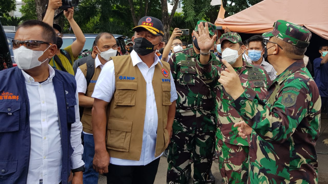 Kepala BNPB, Letjen TNI Ganip Warsito (tengah) berdiskusi dengan pengelola RSLI di Surabaya, Jumat 11 Juni 2021. (Foto: Fariz Yarbo/Ngopibareng.id)