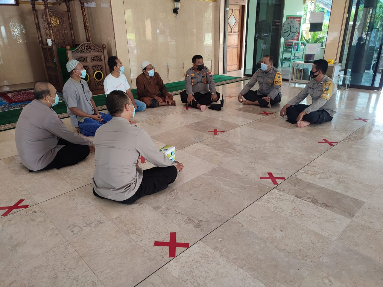 Jajaran Polres Lumajang saat melaksanakan kegiatan pendampingan masjid tangguh (Foto : Istimewa)