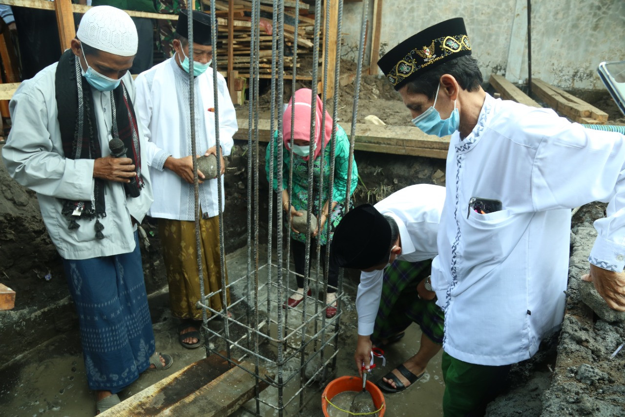 Bupati Lumajang, Thoriqul Haq saat melakukan peletakan batu pertama secara simbolis (Foto : Istimewa)