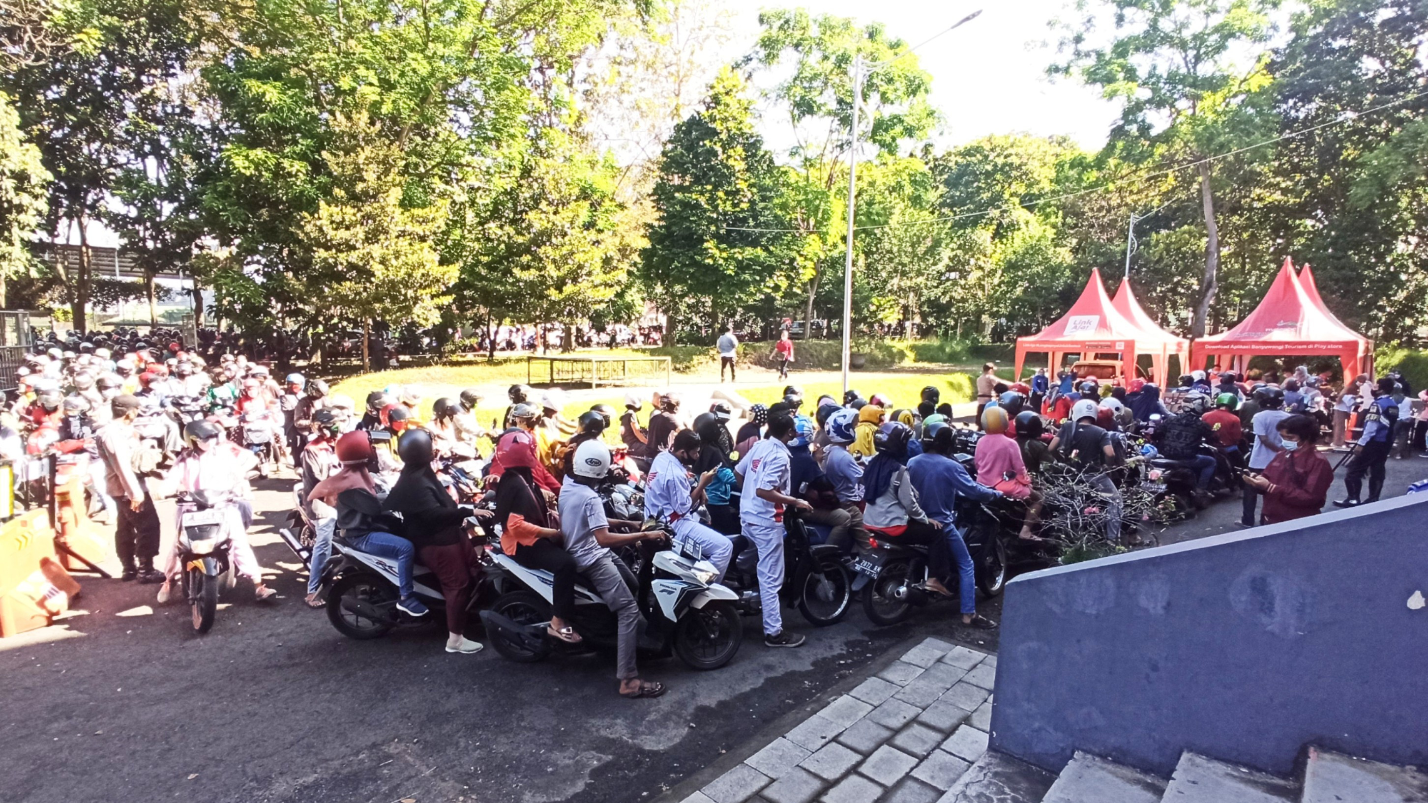 Antrian warga untuk melakukan vaksinasi covid-19 dengan metode Drive thru di kawasan GOR Tawangalun, Banyuwangi (foto:Muh Hujaini/Ngopibareng.id)