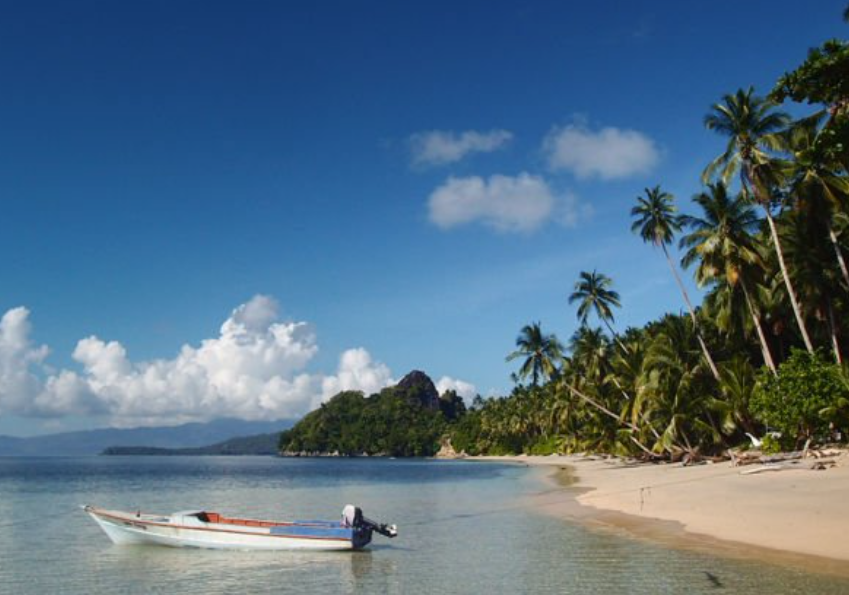 Pantai di Kepulauan Sangihe. Wakil Bupati Sangihe Helmud Hontong meninggal setelah menulis surat permohonan pencabutan izin tambang emas milik PT TMS, di wilayahnya. (Foto: Hipwee)