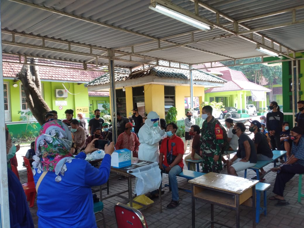 Warga di Kecamatan Sawahan saat mengikut swab massal yang digelar oleh tiga pilar di Kecamatan Sawahan, Surabaya, Sabtu 12 Juni 2021. (Foto: Istimewa)