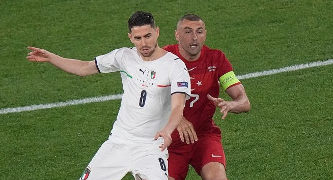 Gelandang bertahan Italia, Jorginho (putih) dikawal ketat oleh kapten Turki, Burak Yilmaz. (Foto: Twitter/@Vivo_Azzuro)