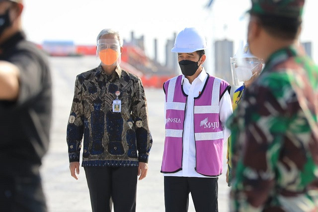 Gubernur Jawa Tengah Ganjar Pranowo saat mendampingi Presiden Jokowi di Bandara Jenderan Soedirman Purbalingga, Jumat 12 Juni 2021. (Foto: Istimewa)