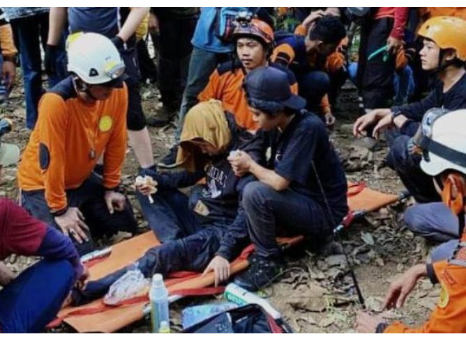 Pendaki Eva saat ditemukan pada Rabu, 9 Juni 2021. Eva ditemukan bersandar di batuan curam, 2 kilometer dari lokasi hilangnya di Gunung Abbo. (Foto: Dok Tim Basarnas Makassar)