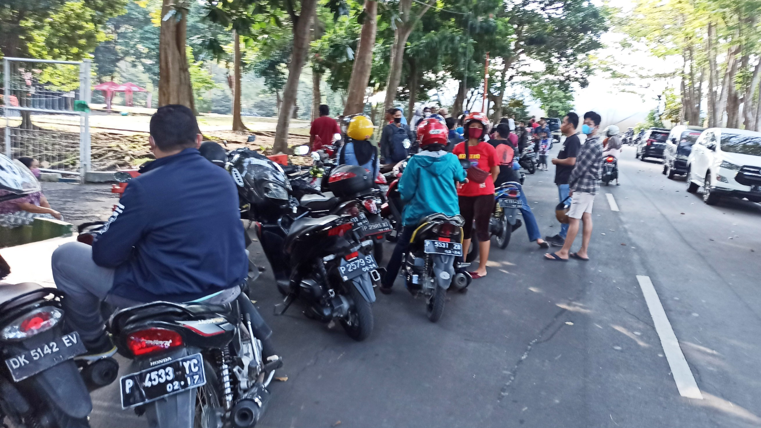 Puluhan warga Banyuwangi yang hendak melakukan vaksinasi Covid-19 drive thru di GOR Tawangalun Banyuwangi batal karena ditutup Satgas Covid-19. (Foto: Muh Hujaini/Ngopibareng.id)