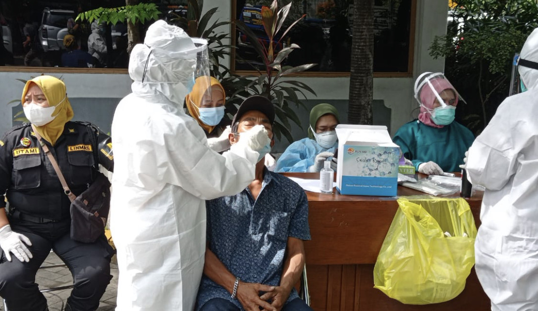 Pedagang Masjid Al Akbar ketika melakukan tes Covid-19 di Kecamatan Gayungan (Foto: Istimewa)