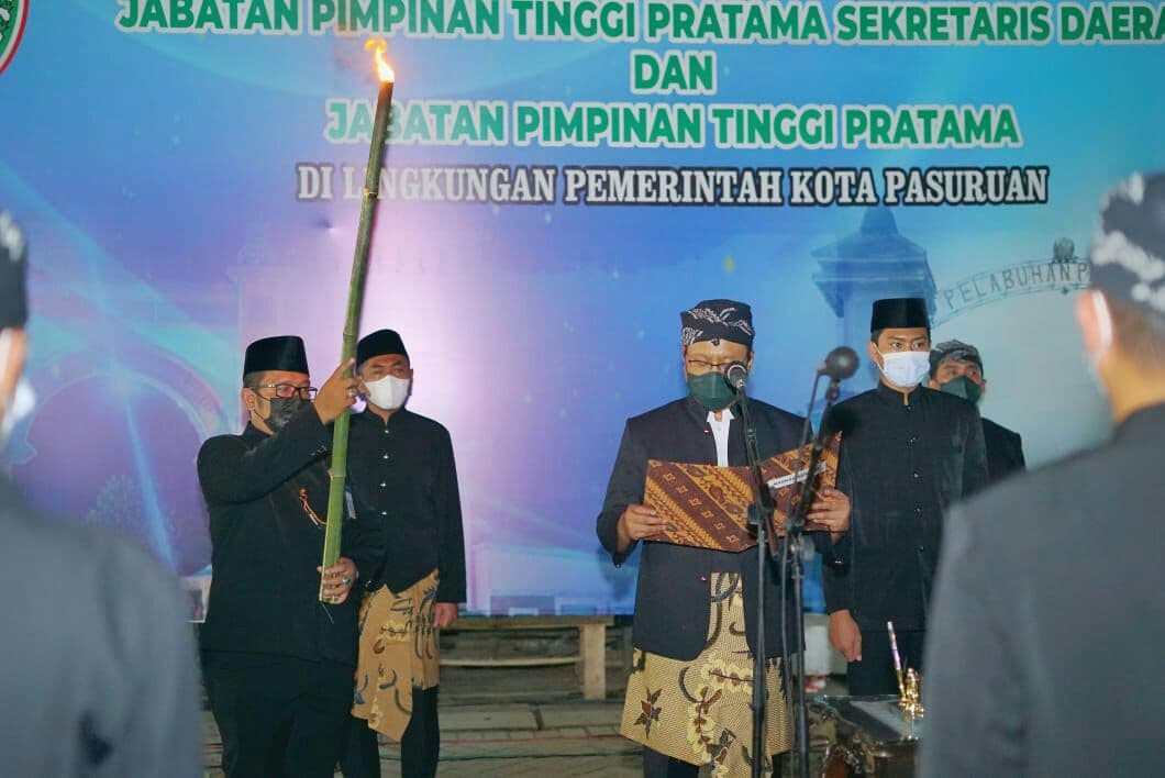 Walikota Pasuruan Saifullah Yusuf (Gus Ipul) melantik sejumlah pejabat pada Sabtu petang, di Pasar Gadingrejo. (Foto: Istimewa)