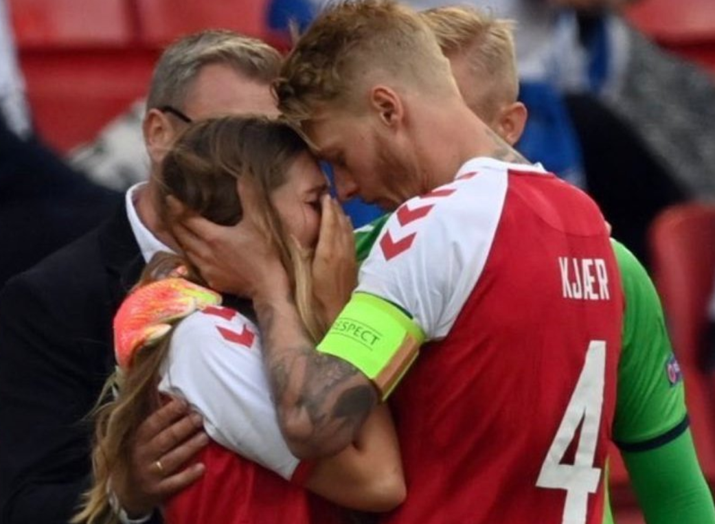 Momen haru Simon Kjaer menenangkan istri Eriksen (Foto: Twitter)