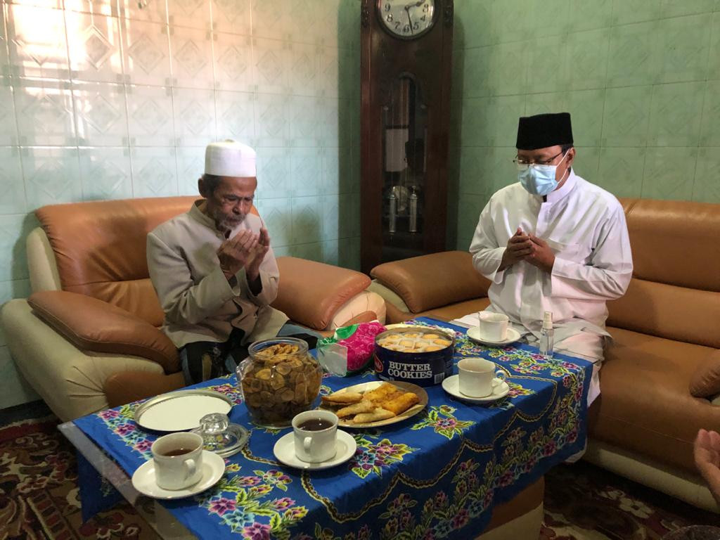 Gus Ipul saat sowan ke ulama kharismatik pengasuh Pondok Pesantren (Ponpes) Sidogiri KH. A Nawawi Abdul Djalil. (Foto: