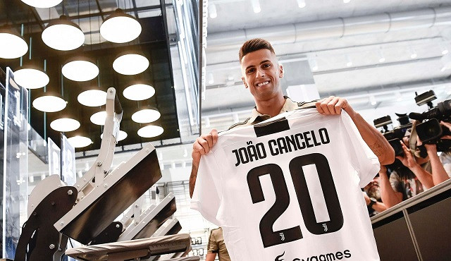 Joao Cancelo keluar dari timnas Portugal karena Covid-19. (Foto: Twitter)