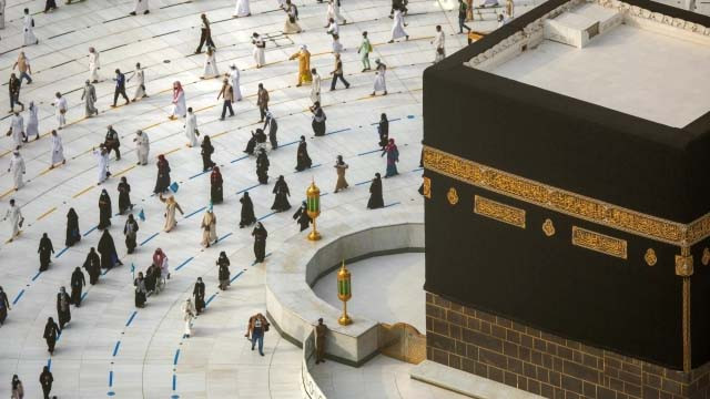 Pembatasan jamaah thowaf di Kabah. Kerajaan Arab Saudi memutuskan tidak membuka pintu haji bagi jamaah dari luar negeri, disambut beberapa negara tetangganya. (Foto:AFP)