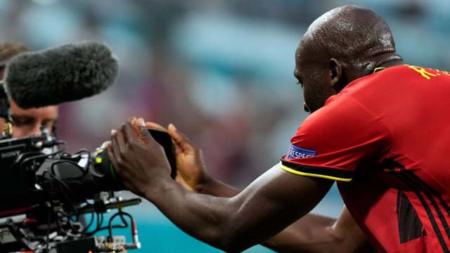 lPemain Belgia Romelu Lukaki berteriak di depan kamera usai menbobol gawang Rusia Sabtu malam. “Chris, Chris, I Love You." (Foto:Reuters)