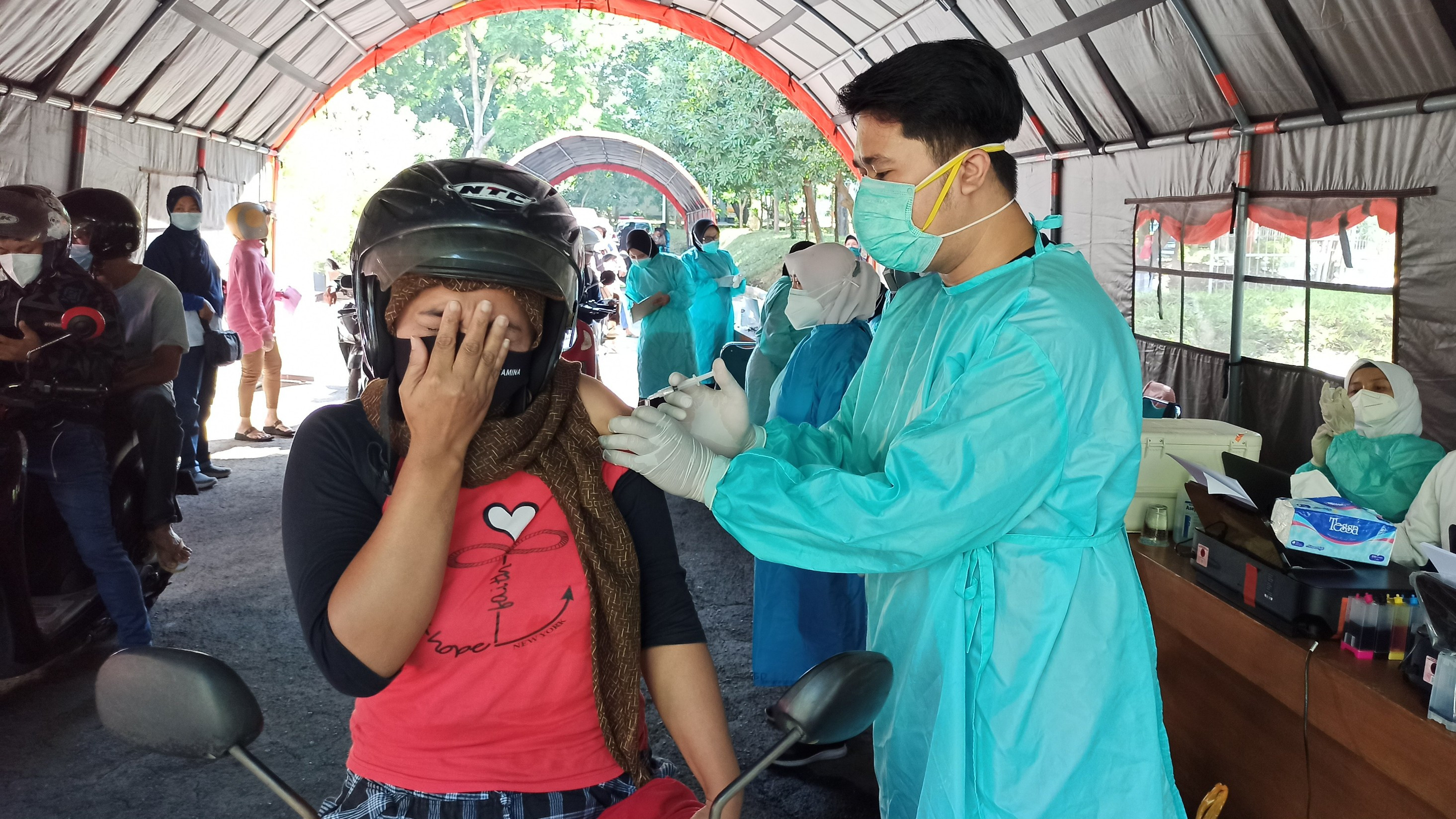 Salah seorang warga Banyuwangi menjalani vaksinasi covid-19  di kawasn GOR Tawangalun Banyuwangi (foto:Muh Hujaini/Ngopibareng.id)