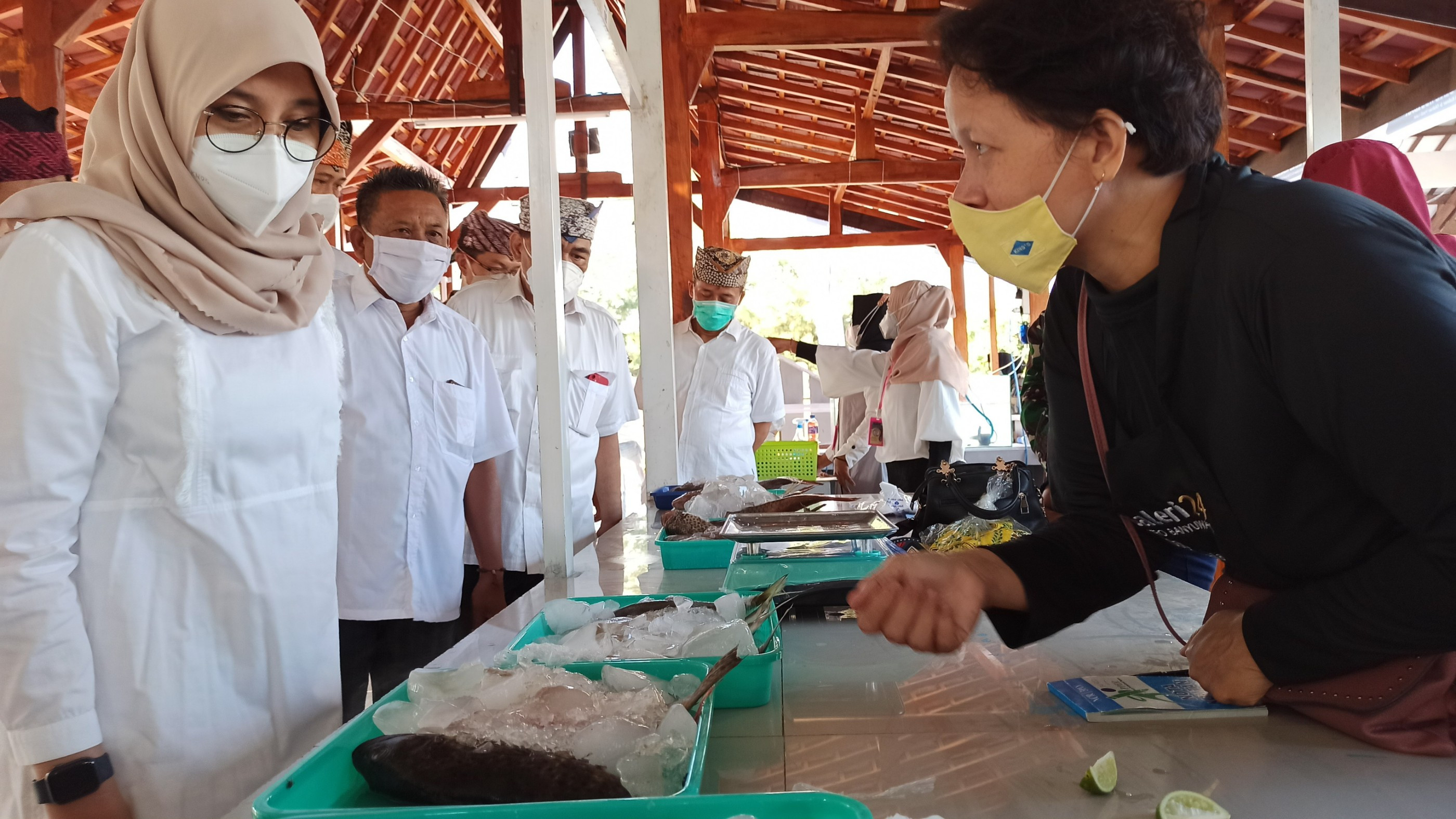 Bupati Banyuwangi Ipuk Fiestiandani melihat ikan segar yang dijual pedagang di Kelurahan Kampung Mandar. (Foto: Muh Hujaini/Ngopibareng.id)