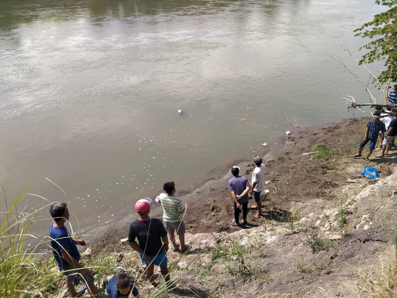 Warga melepas buaya setelah adakan tumpengan tolak bala