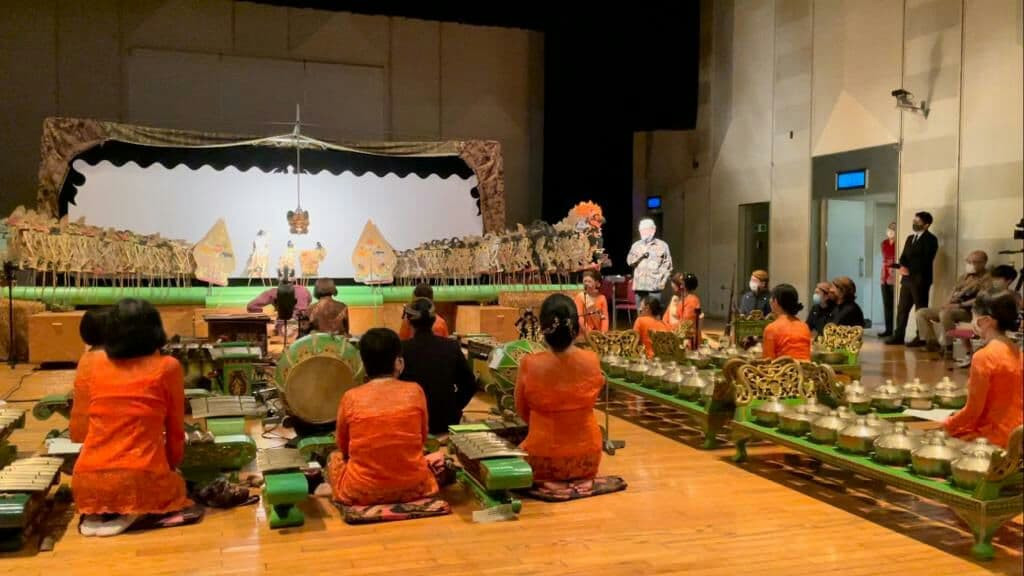 Pentas wayangan di Tokyo, menghadirkan kelompok gamelan Lembangsari dan dihadiri Dubes RI Heri Akhmadi. (Foto: KBRI untuk Ngopibareng.id)