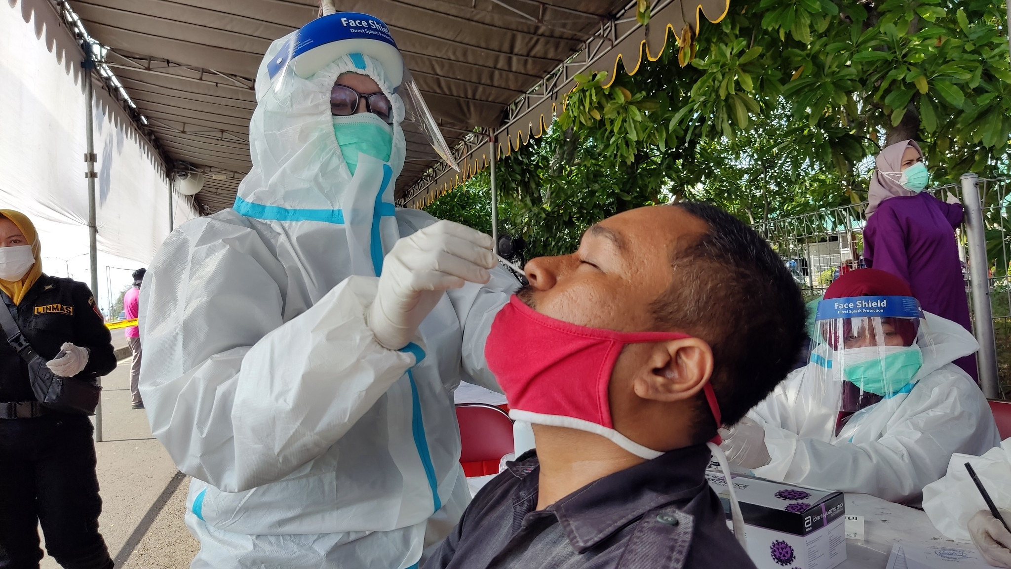 Salah satu pengendara asal Madura mengikuti swab antigen di Posko Penyekatan Suramadu, Surabaya. (Foto: Fariz Yarbo/Ngopibareng.id)