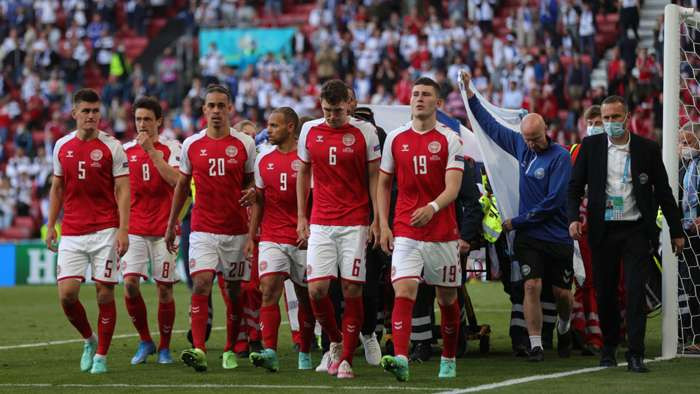 Pemain Denmark mengiringi Christian Eriksen usai kolaps. (Foto: Twitter)