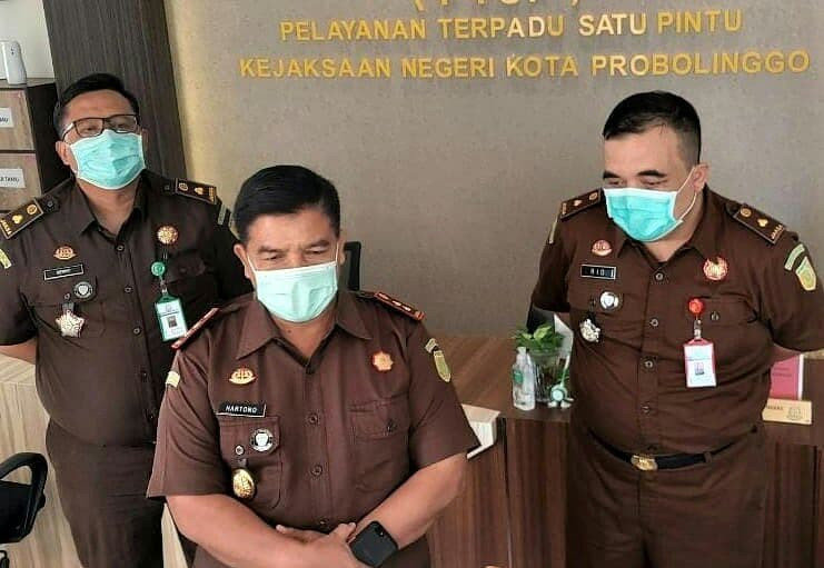 Kajari Kota Probolinggo, Hartono (tengah) saat penyerahan dua tersangka kasus korupsi berserta barang bukti. (Foto: Humas Kejari)