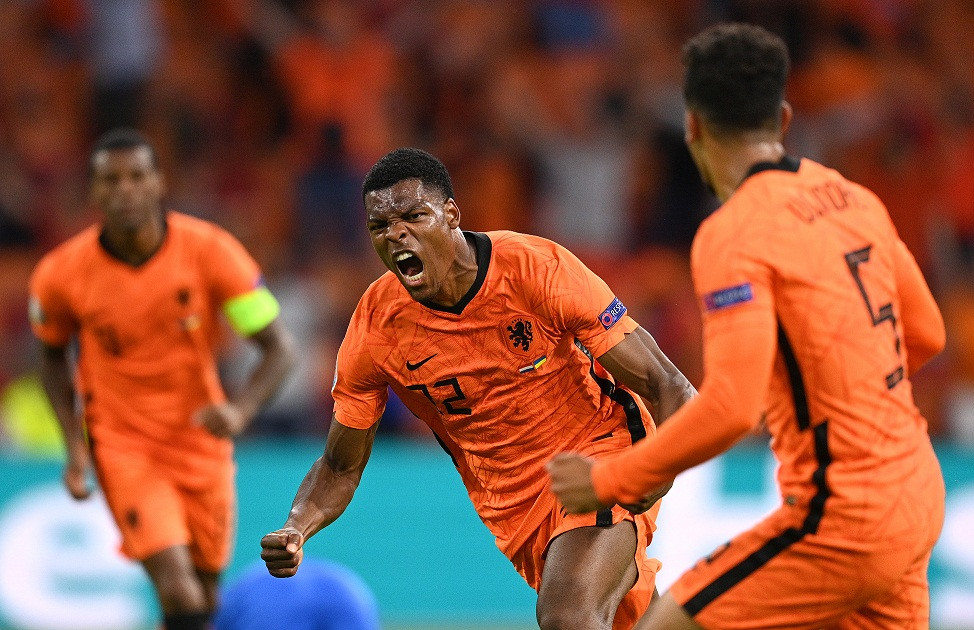 Ekspresi striker Belanda Denzel Dumfries usai mencetak gol ketiga Belanda ke gawang Ukraina, Senin 14 Juni 2021 di Johan Cruyff Arena. (Foto: Twitter/@EURO2020)