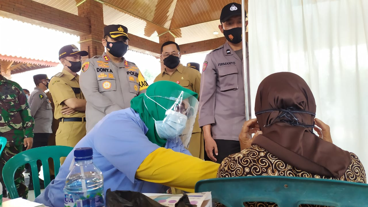 Vaksinasi lansia di Kantor Desa Punggul, Kecamatan Dlanggu, Mojokerto.(Foto: Deni Lukmantara/Ngopibareng.id)